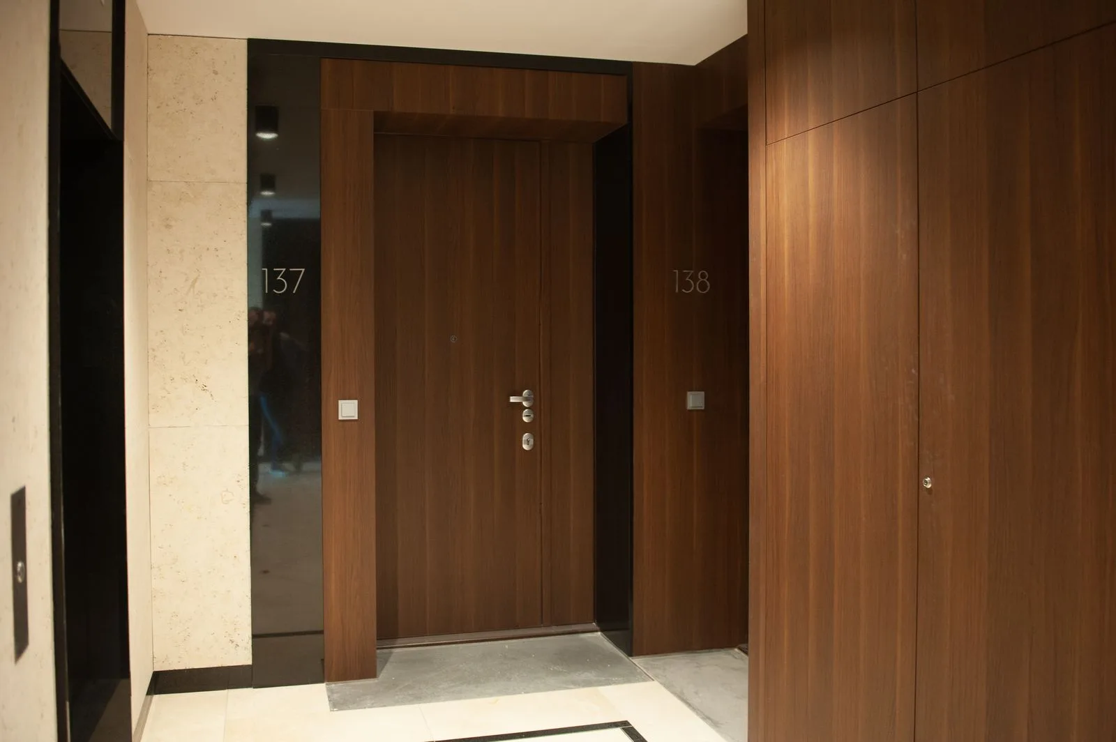 Portale drzwiowe, zabudowy ścian, detale części wspólnych — Mennica Residence, Warszawa, Wola